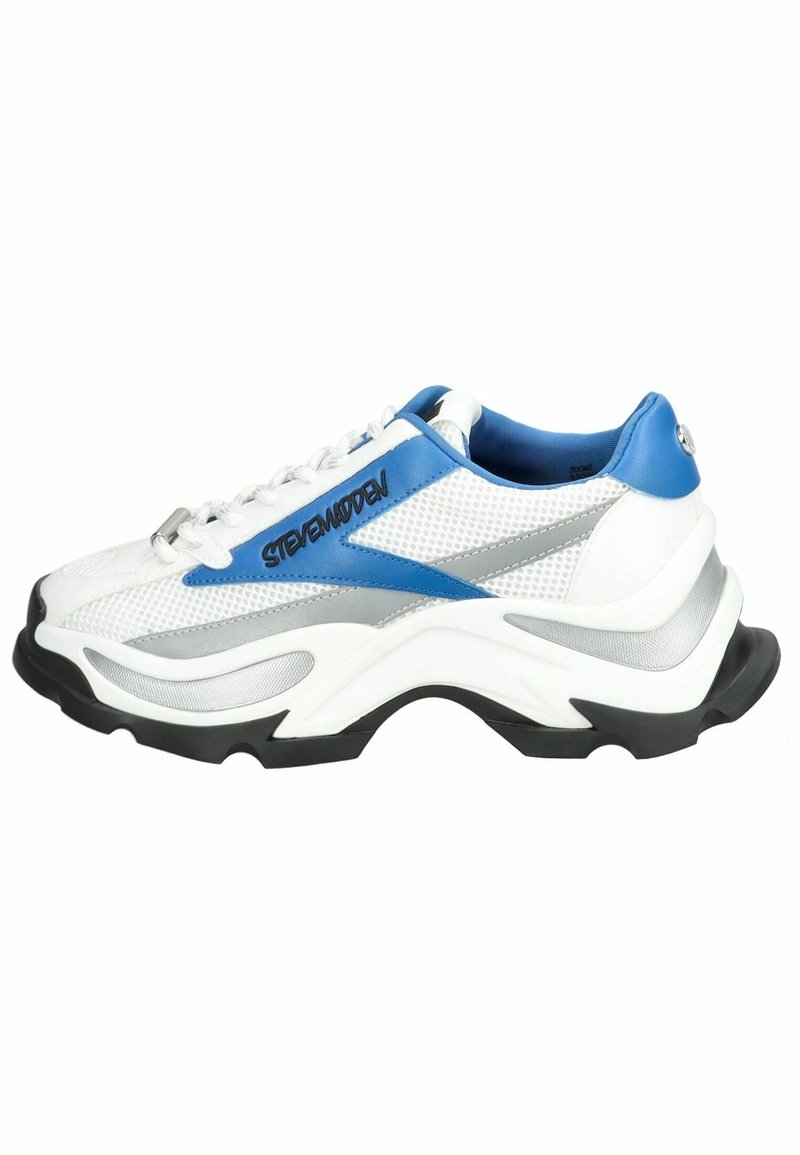 Weißer Sportschuh mit blauen und silbernen Akzenten, Mesh-Obermaterial, strukturiertem Profil und kontrastierendem schwarzen Boden. Verfügt über Schnürdesign und Branding.