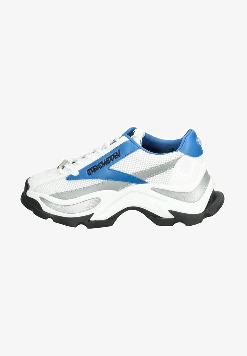 Scarpa atletica bianca con accenti blu e argento, tomaia in rete, suola testurizzata e base nera a contrasto. Presenta un design con lacci e branding.