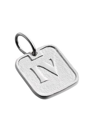 Pendiente cuadrado de plata con superficie texturizada y letra "N" en relieve en el centro, unido a un lazo liso para una cadena.