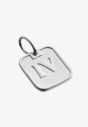 Pendiente cuadrado de plata con superficie texturizada y letra "N" en relieve en el centro, unido a un lazo liso para una cadena.