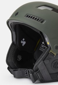 Zielony kask narciarski o matowym wykończeniu. Posiada otwory wentylacyjne oraz miękką czarną podszewkę wewnętrzną. Zawiera regulowany pasek podbrodowy i logo.