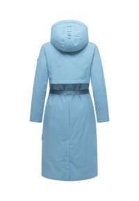 Svetlomodrá nepremokavá parka s kapucňou, opasok v páse a dlhé rukávy. Medzi vlastnosti patrí hladká textura a zadný ventilačný otvor pre prúdenie vzduchu.