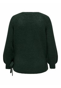 Tmavě zelený pletený svetr s kulatým výstřihem, raglánovými rukávy a tkaničkami na manžetách. Texturovaná látka s měkkým vzhledem.