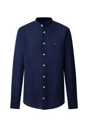 Camisa de hombre de manga larga azul marino con botones, cuello mao y un pequeño logo bordado en el pecho izquierdo.