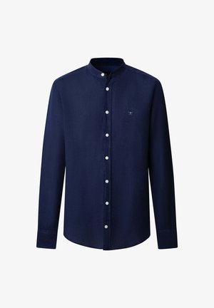 Camisa de hombre de manga larga azul marino con botones, cuello mao y un pequeño logo bordado en el pecho izquierdo.