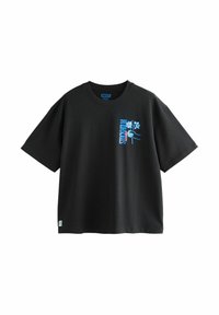 Camiseta de algodón negra con mangas cortas, que presenta un estampado colorido de manos y flores en el área del pecho izquierdo y una etiqueta con un logo.