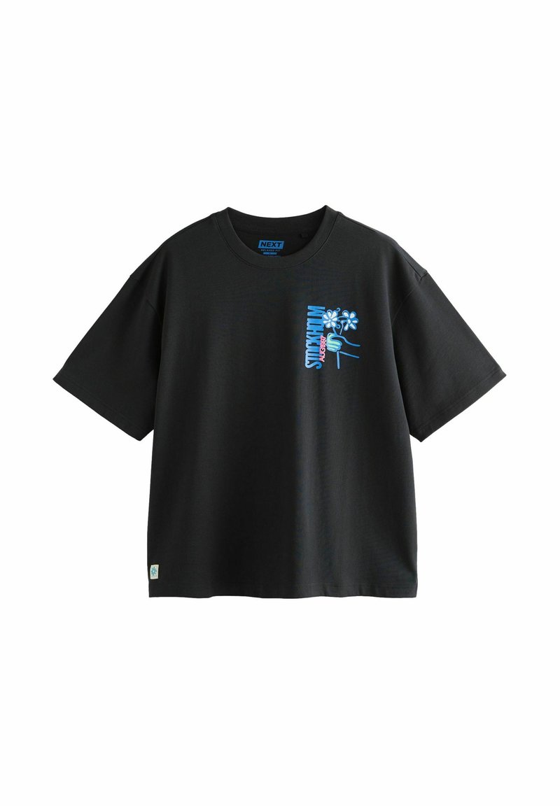 Camiseta de algodón negra con mangas cortas, que presenta un estampado colorido de manos y flores en el área del pecho izquierdo y una etiqueta con un logo.