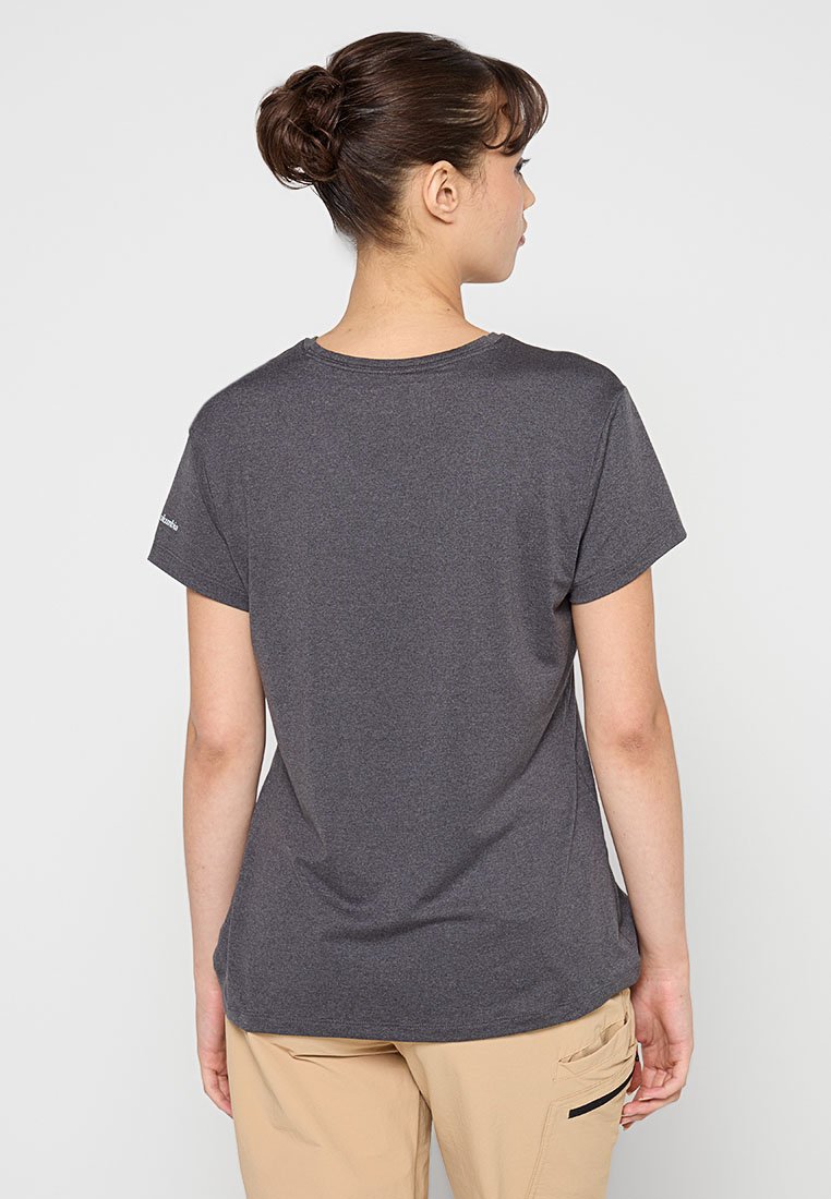 T-shirt grigio a maniche corte con scollatura rotonda e vestibilità morbida e rilassata. Presenta il logo sulla spalla sinistra. Design minimalista.