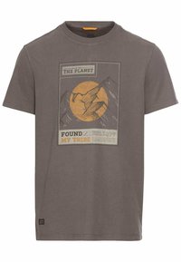 Graues Baumwoll-T-Shirt, kurze Ärmel, mit einem Grafikdruck von Bergen und einer Sonne. Der Text lautet "HABE MEINEN STAMM GEFUNDEN", mit Akzentfarben in Orange und Gelb.