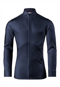 Marineblauwe blouse met lange mouwen, gemaakt van gladde stof, met een spitse kraag, zes knopen aan de voorkant en knoopmanchetten.
