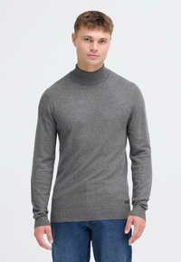 Grå turtleneck sweater lavet af blødt materiale, med lange ærmer og ribbede manchetter og kant. Enkel design uden synlige mønstre.