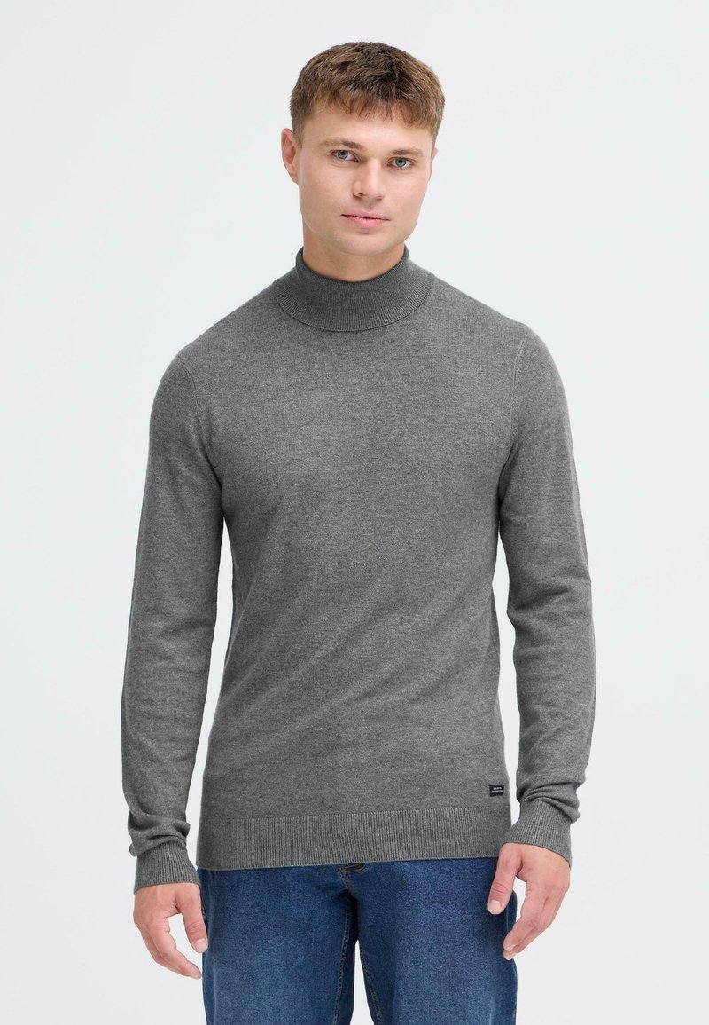 Grå turtleneck sweater lavet af blødt materiale, med lange ærmer og ribbede manchetter og kant. Enkel design uden synlige mønstre.