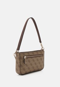 Sac à main marron à motif avec une finition texturée, arborant une forme fine, une bandoulière détachable et une poche zippée à l'avant avec des garnitures en or.