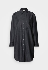 Σκοτεινό τζιν πουκάμισο με κουμπωτή μπροστινή πλευρά, μυτερό γιακά, μακριά μανίκια, μία τσέπη στο στήθος και καμπυλωτό στρίφωμα. Λείος υφασμάτινος χαρακτήρας.