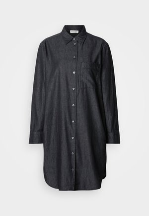 Camisa de denim escuro com frente abotoada, colarinho pontudo, mangas longas, um único bolso no peito e bainha curva. Textura suave.