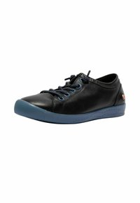 Sneaker in pelle nera con accenti blu, punta tonda, suola piatta e lacci blu coordinati. Presenta una suola in gomma testurizzata per una buona aderenza.
