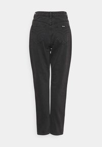 Jeans de denim preto com cintura alta, perna reta e costura distinta na parte de trás dos bolsos. Design simples sem adornos.