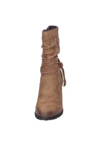 Ruskea keinonahkainen nilkkabootsi, jossa on rypytetty muotoilu, vyö soljella nilkassa, pyöreä varvas ja teksturoitu pinta. Kumipohja pitävyyttä varten.