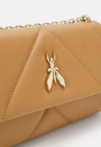 Patrizia Pepe BORSA BAG - Borsa a tracolla - eternitybrown