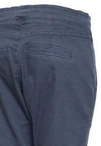 Pantalones de algodón azul marino con una textura suave, que cuentan con dos bolsillos traseros y detalles de costura sutiles a lo largo de la cinturilla y los bolsillos.