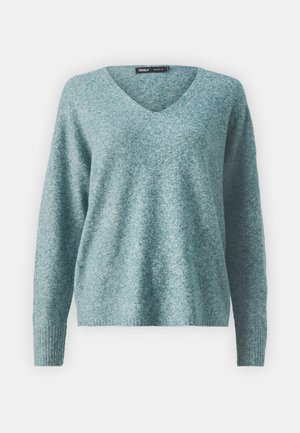 Suéter de color teal claro con escote en V, hecho de una tela suave y texturada. Presenta mangas largas y puños acanalados, con un corte ligeramente holgado.