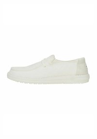 Scarpe casual bianche realizzate in tessuto texturizzato, con punta arrotondata, lacci elastici e una suola morbida e flessibile. Design minimalista, leggero.
