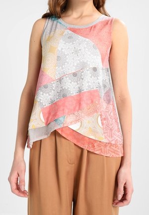 Bezrekawnik z kolorowym wzorem, obejmującym różowe, szare i żółte sekcje. Zawiera abstrakcyjne wzory oraz warstwowy dół zapewniający płynny wygląd.