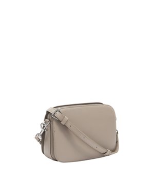 Kleine beigefarbene Leder-Umhängetasche mit verstellbarem Riemen und silberfarbenen Beschlägen, rechteckige Form und Reißverschluss oben.