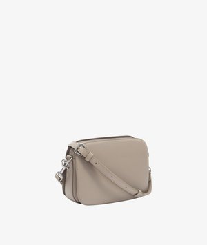 Petit sac bandoulière en cuir beige avec sangle réglable et ferrures argentées, forme rectangulaire, fermeture zippée sur le dessus.