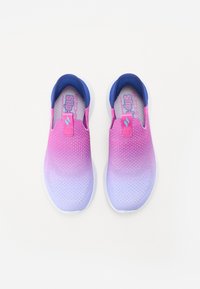 Slip-on sportcipők, amelyek pinkből áttetsző lila hálós felső résszel, és kék nyakkal rendelkeznek. Könnyű fehér talp, textúrázott felülettel.