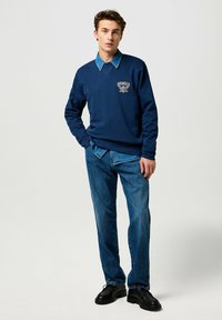 Wrangler LONG SLEEVE AMERICANA CREW FOR REGULAR FIT - Felpa - navy