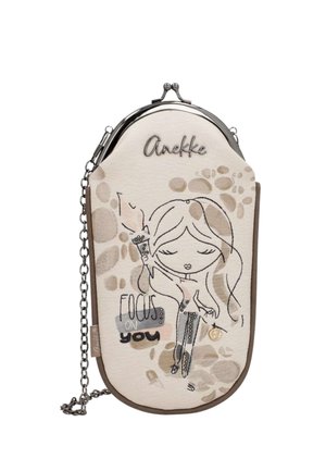 Piccola borsa a tracolla beige con tracolla a catena, con un'illustrazione stilizzata di una ragazza e la scritta "Focus on you" e il nome del marchio "Anekke."