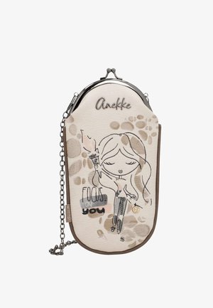Piccola borsa a tracolla beige con tracolla a catena, con un'illustrazione stilizzata di una ragazza e la scritta "Focus on you" e il nome del marchio "Anekke."