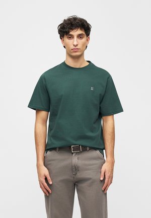 CORE CONTRAST - Lihtne T-särk - pine green