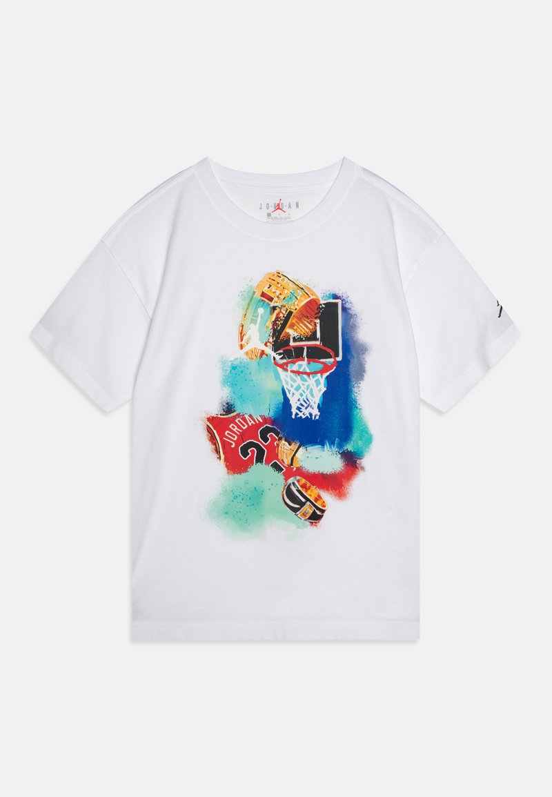 Λευκή βαμβακερή μπλούζα T-shirt με πολύχρωμο γραφικό που περιλαμβάνει στοιχεία μπάσκετ, όπως ένα καλάθι, μια μπάλα και μια φανέλα με τον αριθμό 23.