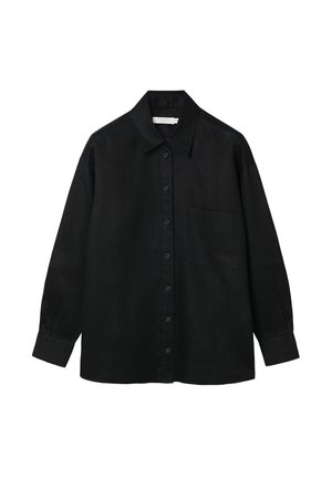 Musta pitkähihainen kauluksellinen nappipaita, jossa on rintatasku, aseteltu tasaiseksi valkoiselle taustalle.