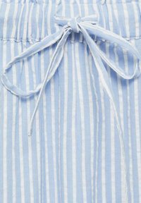 Vaaleansininen ja valkoinen pystysuoralla raidalla varustettu kangas, jossa on sidottava vyötärö. Materiaali näyttää pehmeältä ja sillä on tekstuuri.