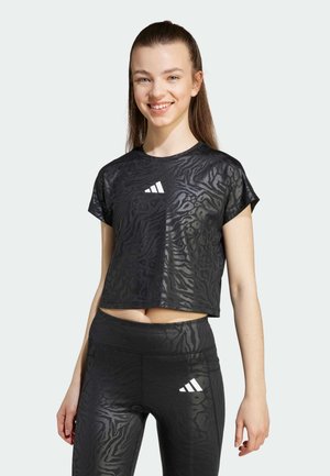 Čierne skrátené športové tričko s textúrovaným zvieracím vzorom, s krátkymi rukávmi a bielym logom Adidas na hrudi.