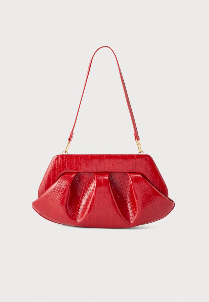 Κόκκινη δερμάτινη τσάντα ώμου με δομημένο πλαίσιο, πιετέ σώμα και λεπτό ρυθμιζόμενο ιμάντα σε απλό φόντο.