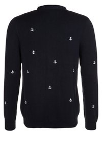 Tmavě modrý svetřík z pleteniny s bílou výšivkou kotvy, kulatým výstřihem, dlouhými rukávy a žebrovanými manžetami a lemem.