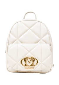 Zaino in ecopelle bianca trapuntata con un accento logo metallico dorato sulla parte anteriore, forma arrotondata e spallacci regolabili.