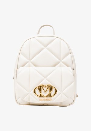 Zaino in ecopelle bianca trapuntata con un accento logo metallico dorato sulla parte anteriore, forma arrotondata e spallacci regolabili.