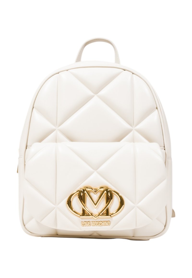 Zaino in ecopelle bianca trapuntata con un accento logo metallico dorato sulla parte anteriore, forma arrotondata e spallacci regolabili.