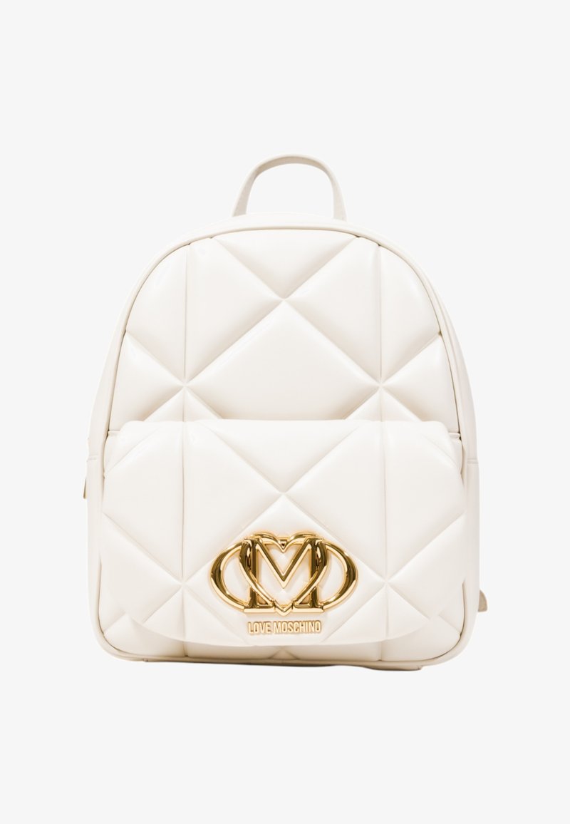Zaino in ecopelle bianca trapuntata con un accento logo metallico dorato sulla parte anteriore, forma arrotondata e spallacci regolabili.