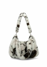 Sac à main en fausse fourrure blanche avec des taches marron foncé, présentant une forme arrondie, une texture moelleuse et une sangle épaisse à motif.