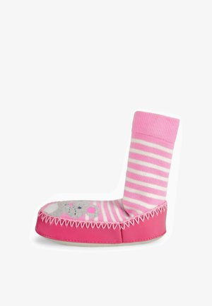 Pantofola rosa con design a strisce, che presenta un motivo di topo grigio sulla suola e cuciture decorative lungo il bordo. Materiale morbido.