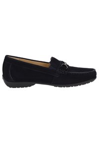 Marineblaue Wildleder-Slipper mit Gummisohle, ausgestattet mit einem dekorativen Silberakzent und genähten Details entlang der Oberseite.