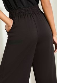 Lipsy RELAXED WIDE LEG - Auduma bikses - black