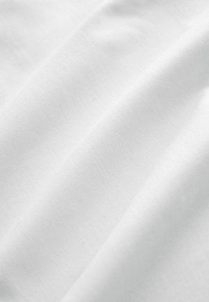 Fehér szövet, sima textúrával és enyhe fényességgel, lágy redőkben látható. Az anyag könnyűnek és szorosan szőttnek tűnik.