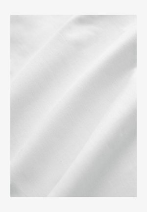 Fehér szövet, sima textúrával és enyhe fényességgel, lágy redőkben látható. Az anyag könnyűnek és szorosan szőttnek tűnik.